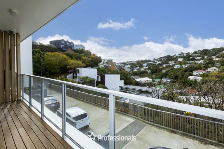 Photo of property in 4/65 Tiketike Way, Brooklyn, Wellington, 6021