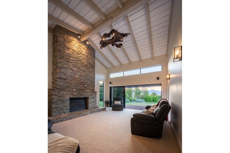 Photo of property in 10 Minaret Ridge, Wanaka, 9305