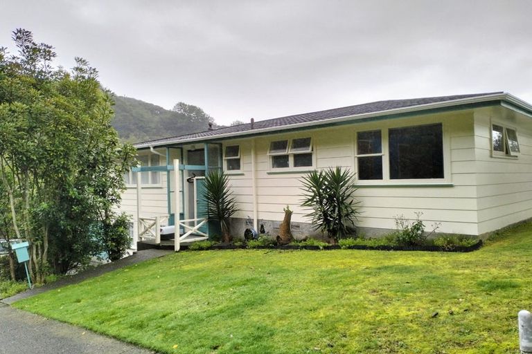 Photo of property in 27 Ngahere Street, Stokes Valley, Lower Hutt, 5019