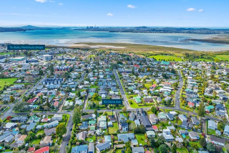 Photo of property in 92 Gloria Avenue, Te Atatu Peninsula, Auckland, 0610