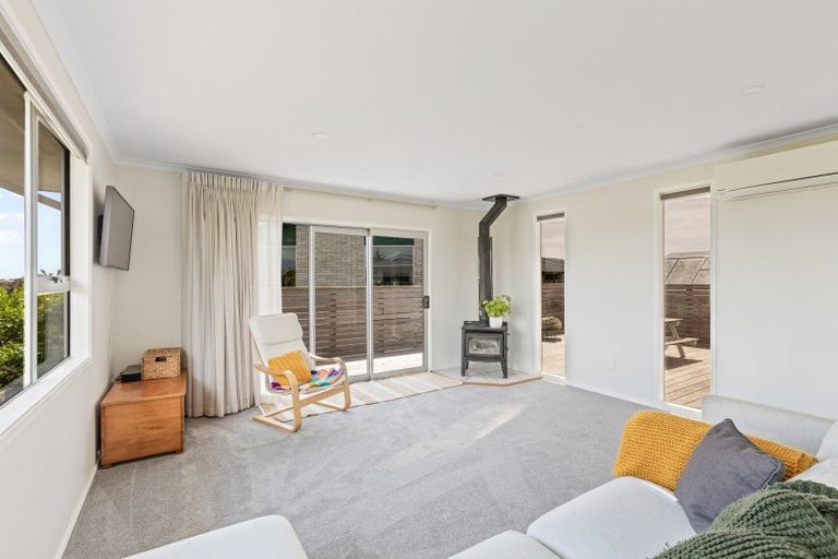 Photo of property in 17 Longview Drive, Merrilands, New Plymouth, 4312