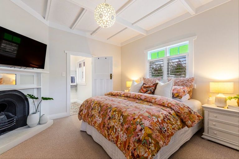 Photo of property in 18 William Bond Street, Stanley Point, Auckland, 0624