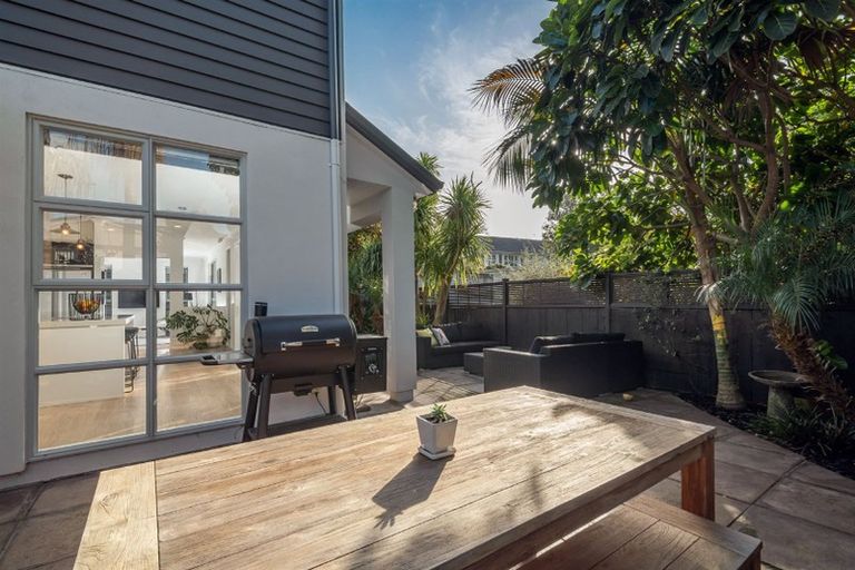Photo of property in 11a Church Street, Northcote Point, Auckland, 0627