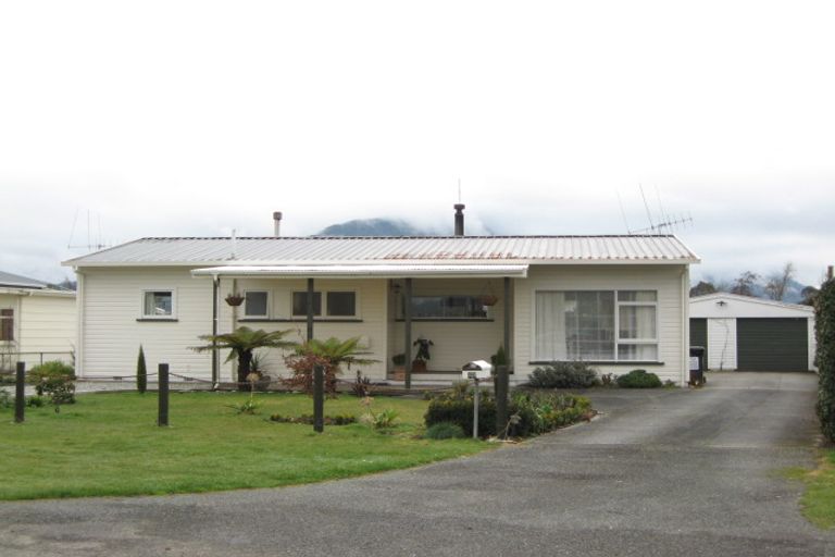 Photo of property in 23 Hampden Street, Murchison, 7007