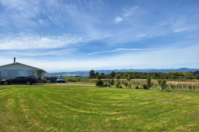 Photo of property in 304 Hokio Beach Road, Hokio Beach, Levin, 5571