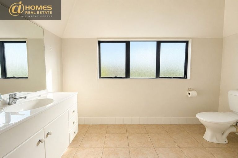 Photo of property in 5 Queen Natalie Place, Massey, Auckland, 0614