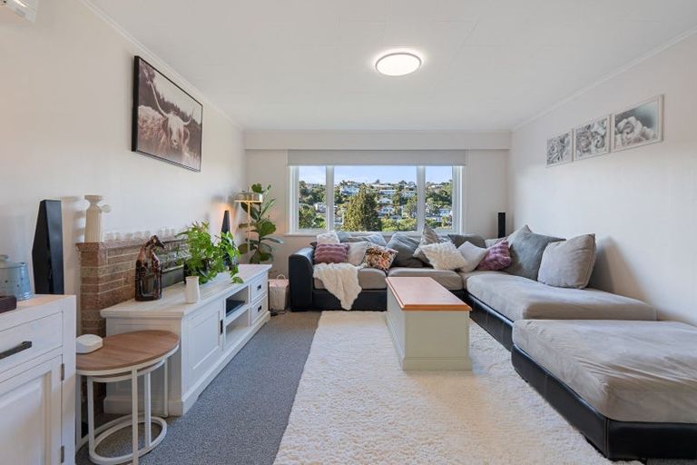 Photo of property in 123 Newlands Road, Newlands, Wellington, 6037