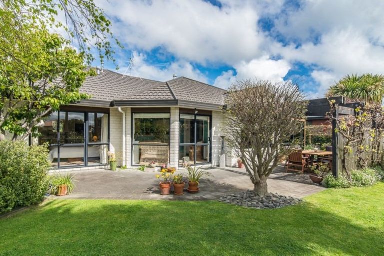 Photo of property in 17 Lorna Irene Drive, Raumati South, Paraparaumu, 5032