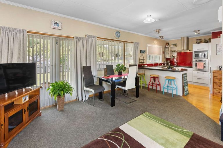 Photo of property in 16 Ongo Road, Hunterville, 4730