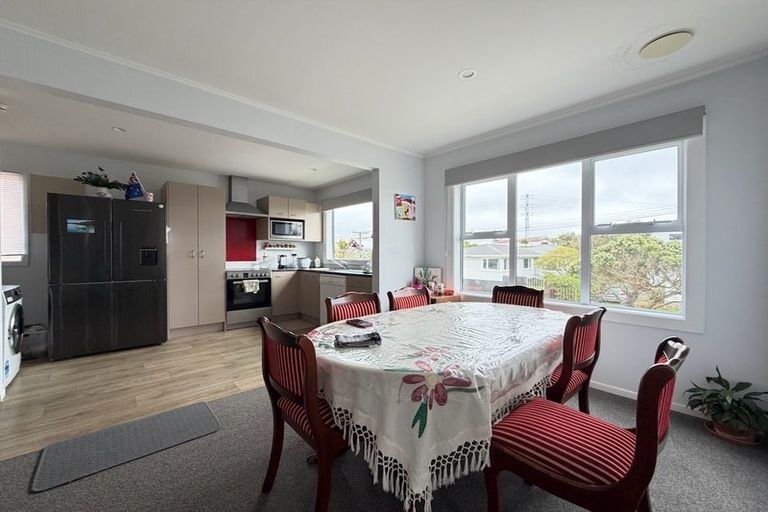 Photo of property in 3 Alder Place, Newlands, Wellington, 6037