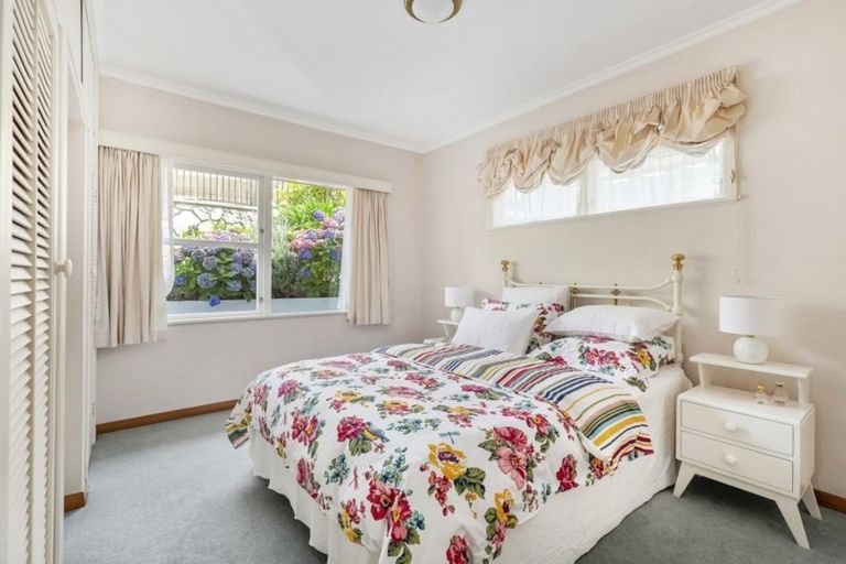 Photo of property in 10 Tai Paku Paku Road, Karaka Bays, Wellington, 6022