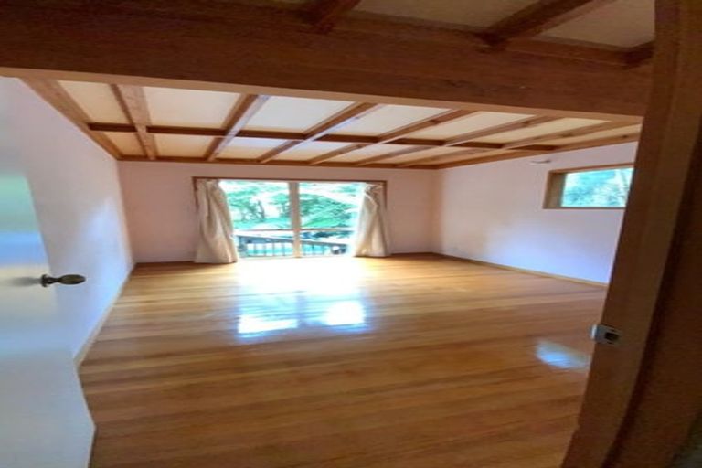 Photo of property in 62 Mountain Road, Henderson Valley, Auckland, 0612