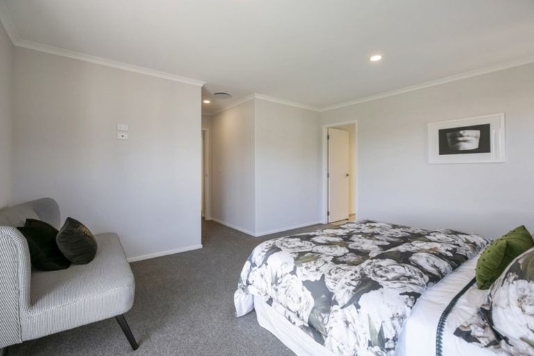 Photo of property in 2 Oakmont Crescent, Waiwhakaiho, New Plymouth, 4312