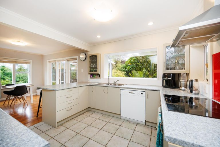 Photo of property in 140 Aokautere Drive, Fitzherbert, Palmerston North, 4410