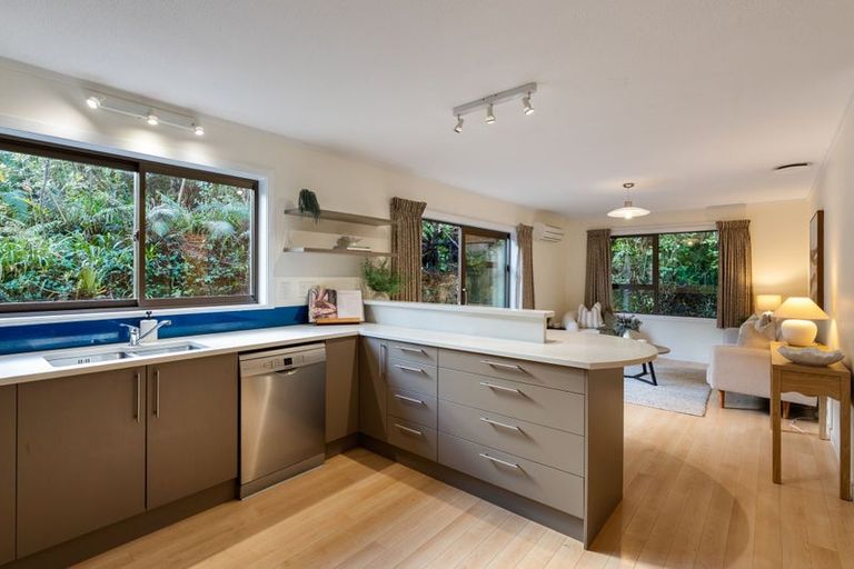 Photo of property in 39 Thatcher Crescent, Crofton Downs, Wellington, 6035