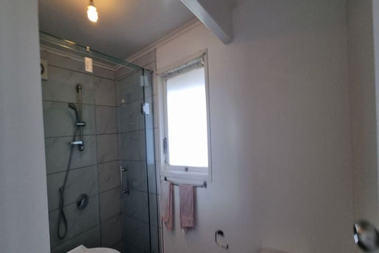 Photo of property in 28 Ellesmere Crescent, Pakuranga Heights, Auckland, 2010