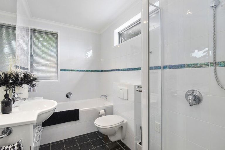 Photo of property in 24 Tupara Crescent, Kawaha Point, Rotorua, 3010