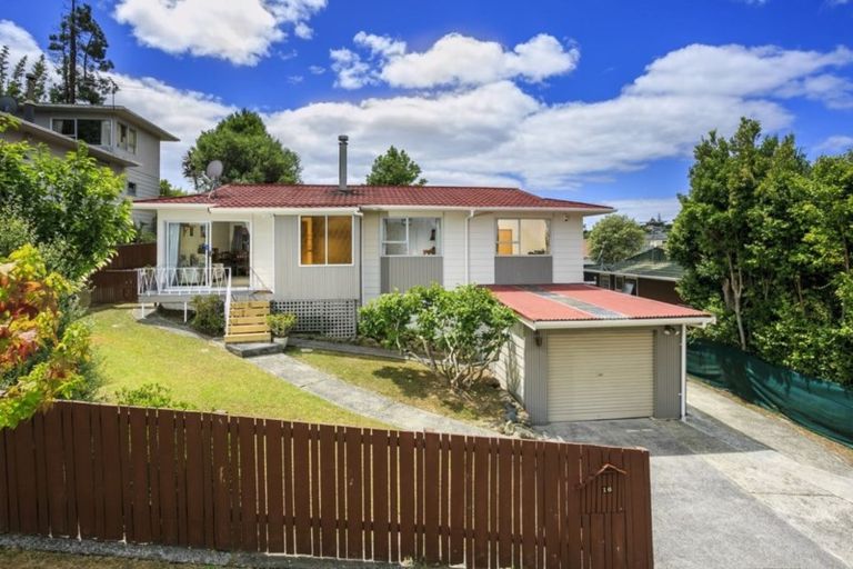 Photo of property in 16 Lavery Place, Sunnynook, Auckland, 0632