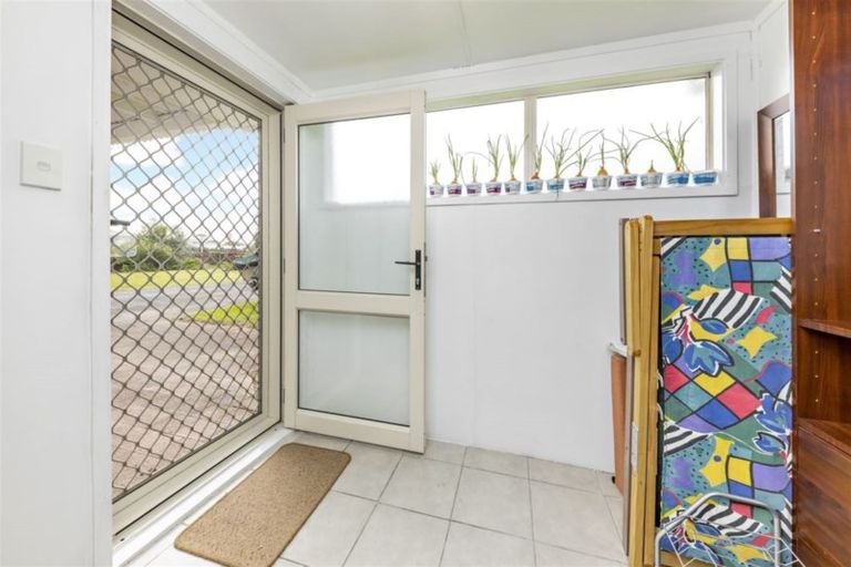 Photo of property in 2/67 Edgewater Drive, Pakuranga, Auckland, 2010