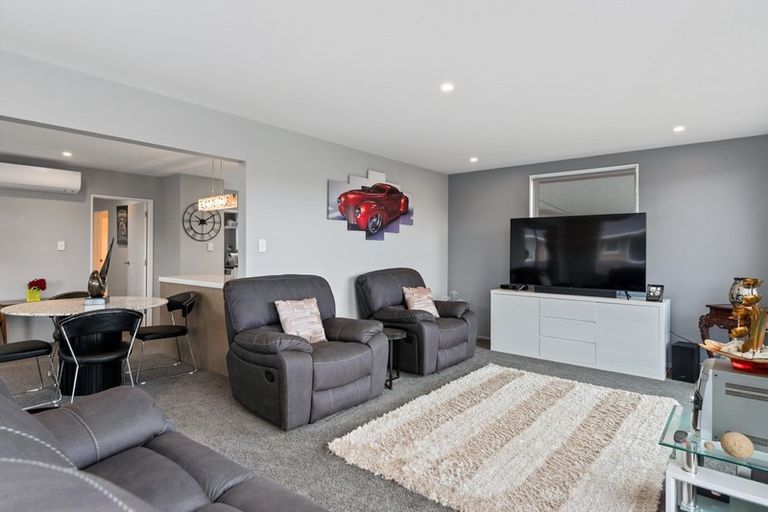 Photo of property in 6 Farnborough Street, Aranui, Christchurch, 8061