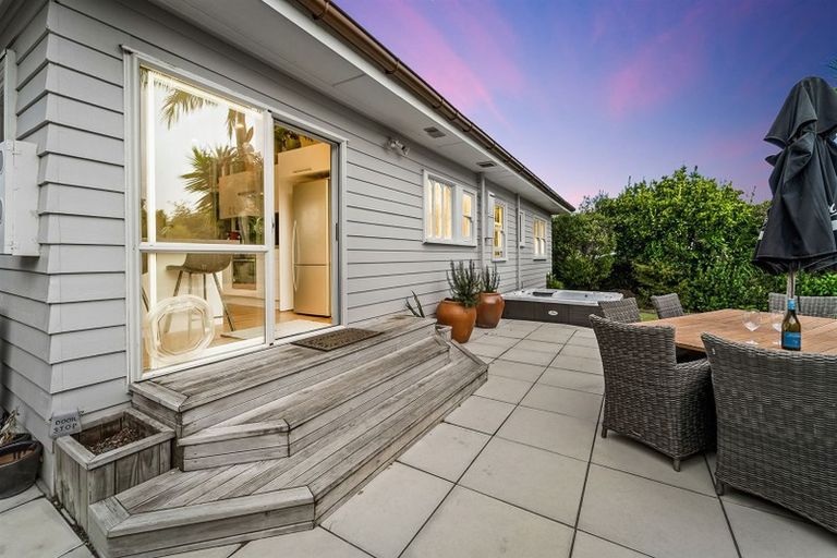 Photo of property in 2/118 East Coast Road, Forrest Hill, Auckland, 0620