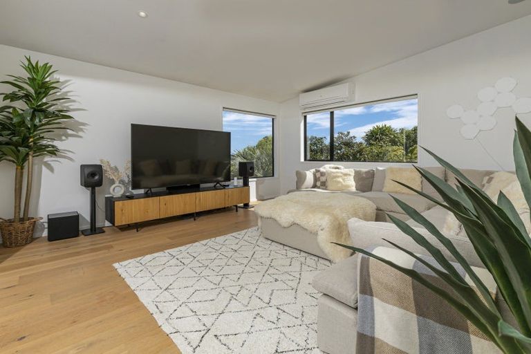Photo of property in 20 Parr Terrace, Castor Bay, Auckland, 0620