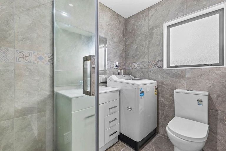 Photo of property in 16 Waterview Road West, Stanley Point, Takanini, 0624