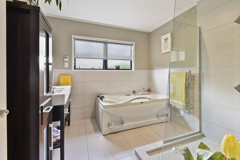 Photo of property in 6a Torkar Road, Clarks Beach, 2122