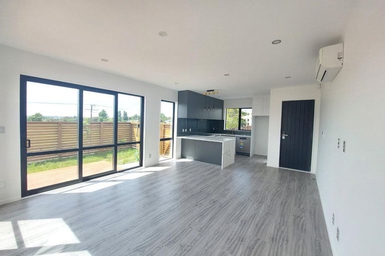 Photo of property in 1/122 Archibald Road, Kelston, Auckland, 0602