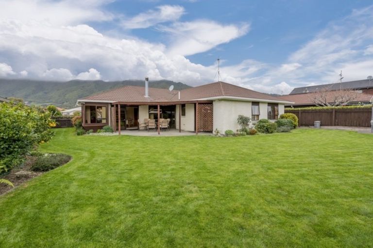 Photo of property in 8 Runanga Grove, Waikanae, 5036