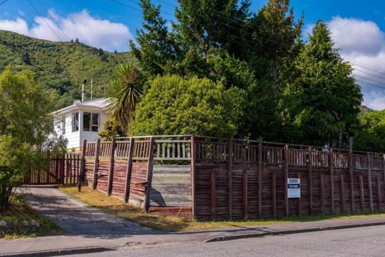 Photo of property in 63 Hampden Street, Picton, 7220