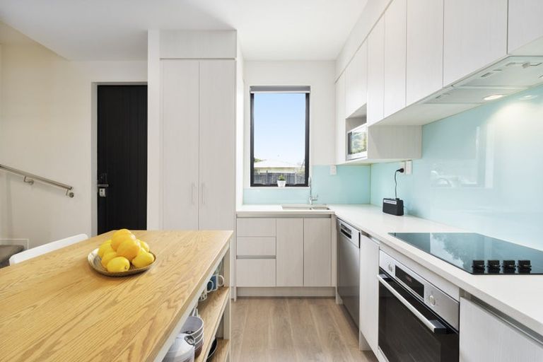 Photo of property in 5b Beach Road, Te Atatu Peninsula, 0610