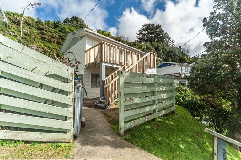 Photo of property in 2/5 Wye Street, Island Bay, Wellington, 6023