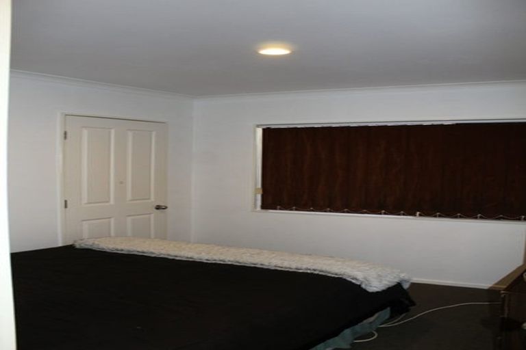 Photo of property in 38 Glenveagh Park Drive, Weymouth, Auckland, 2103