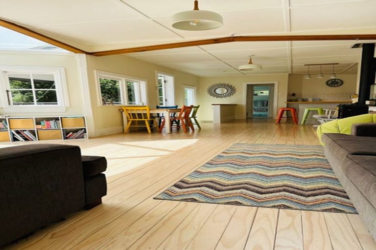 Photo of property in 8 Pendrell Road, Piha, New Lynn, 0772