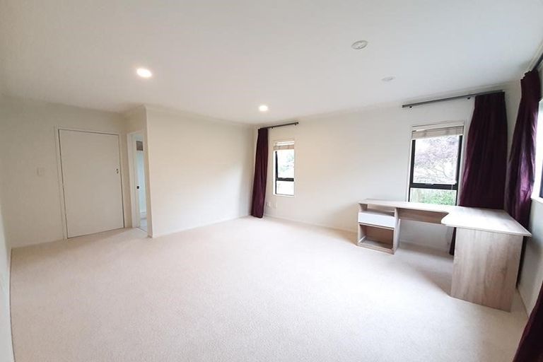 Photo of property in 17 Crimson Park, Oteha, Auckland, 0632