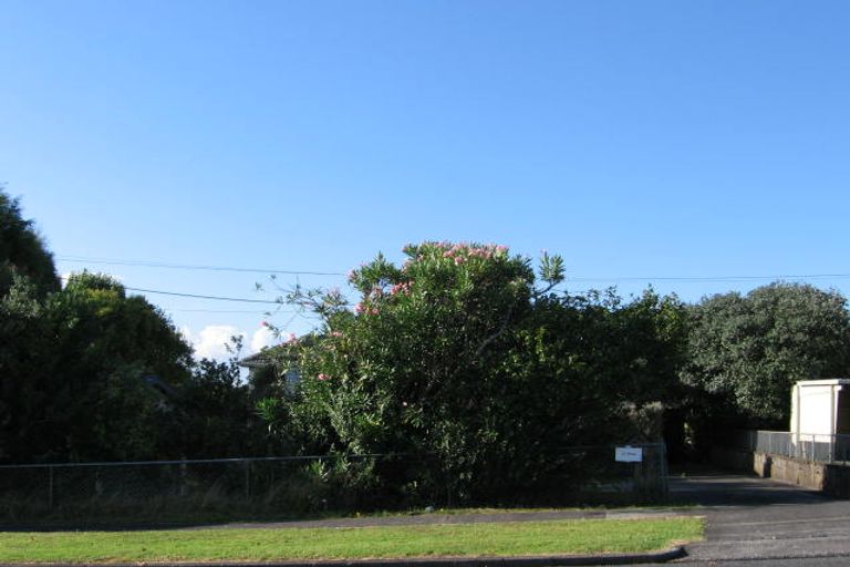 Photo of property in 10 Islington Avenue, New Lynn, Auckland, 0600
