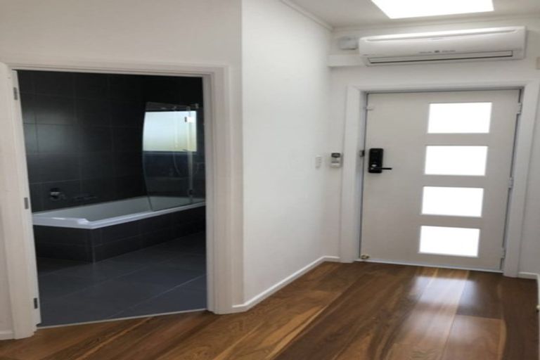 Photo of property in 14 Tiri View Place, Waiake, Auckland, 0630