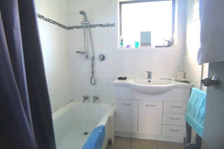 Photo of property in 5 St Margaret Place, West Harbour, Auckland, 0618