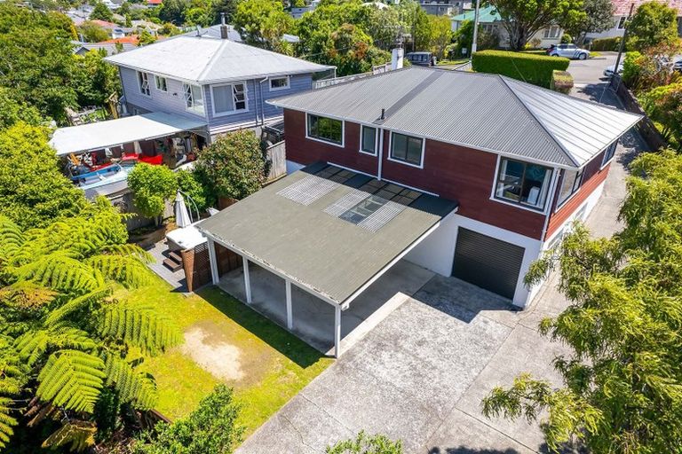 Photo of property in 21 Kereru Bend, Tawa, Wellington, 5028