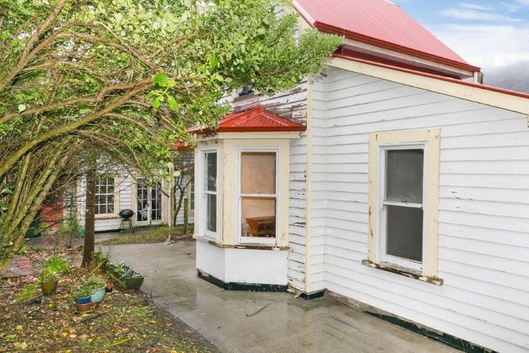 Photo of property in 56 Pirie Street, Mount Victoria, Wellington, 6011