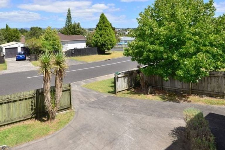 Photo of property in 4 Pahi Place, West Harbour, Auckland, 0618