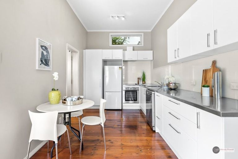 Photo of property in 1 Fairview Crescent, Kelburn, Wellington, 6012