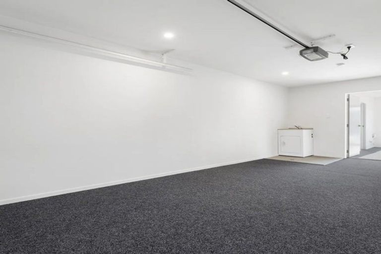 Photo of property in 2/113 Te Atatu Road, Te Atatu South, Auckland, 0610