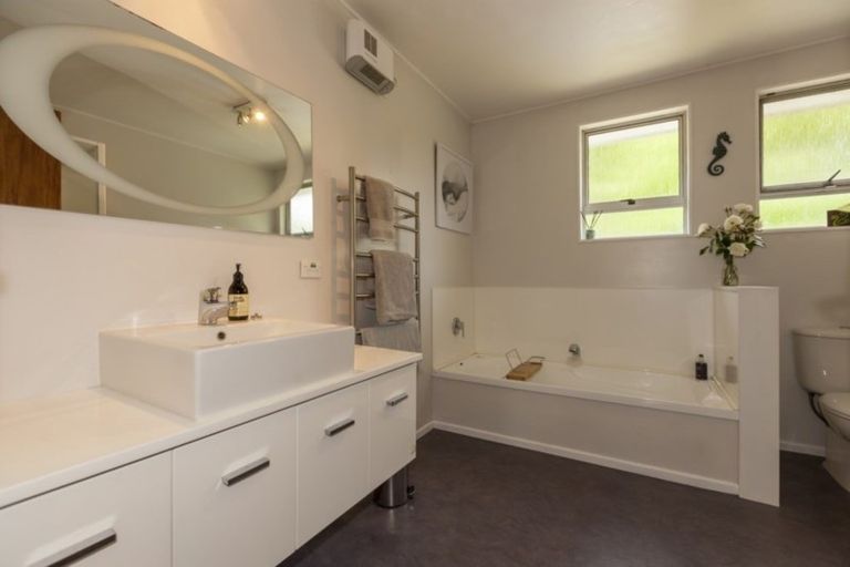 Photo of property in 34 Chums Road, Paraparaumu Beach, Paraparaumu, 5032