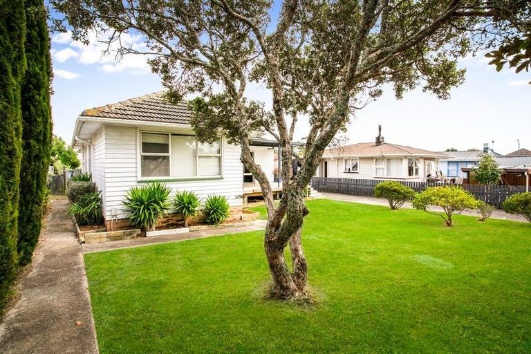 Photo of property in 12 Tamariki Avenue, Kelston, Auckland, 0602
