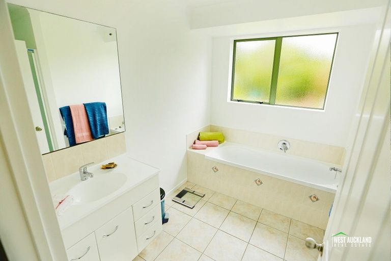 Photo of property in 9 Swanson Oaks, Swanson, Auckland, 0612