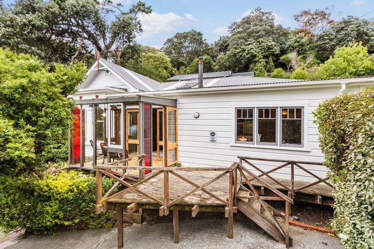 Photo of property in 1 Valley Street, Island Bay, Wellington, 6023