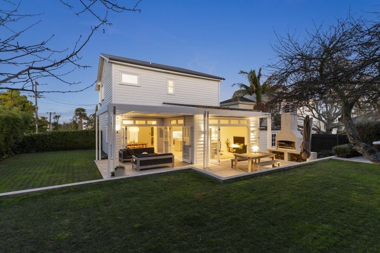 Photo of property in 28 Princes Street, Northcote Point, Auckland, 0627