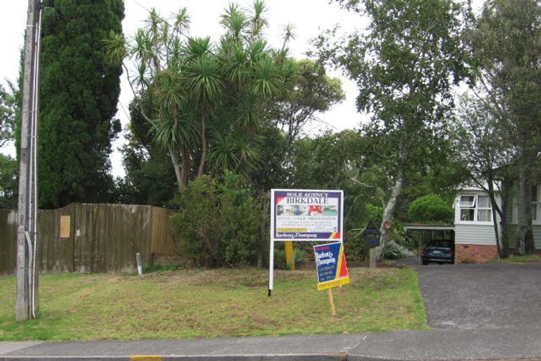 Photo of property in 1/21 Tiri Tiri Road, Birkdale, Auckland, 0626